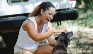 Frau mit Hund nach Tierparkbesuch