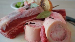 Dürfen Hunde Markknochen essen?
