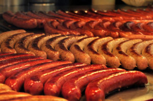 duerfen-hunde-wurst-essen