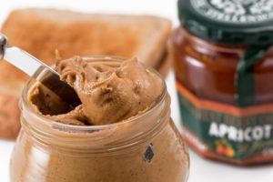Erdnussbutter als Snack für Hunde
