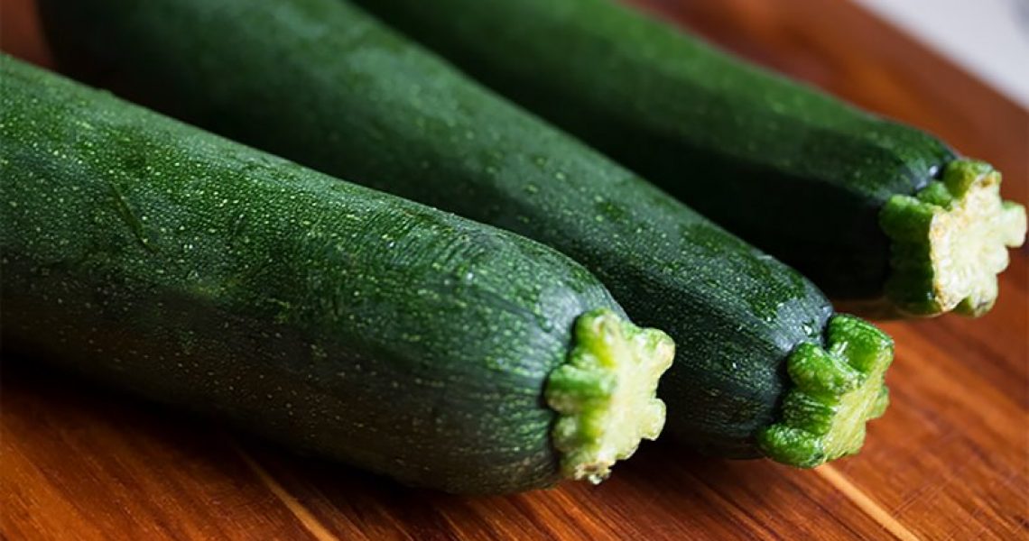 Drei Zucchini auf einem Brett