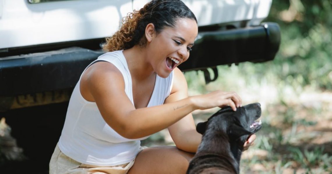 Frau mit Hund nach Tierparkbesuch